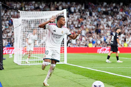 Kylian Mbappe tỏa sáng với hat-trick giúp Real Madrid đè bẹp Real Sociedad 4-1 tại Bernabeu