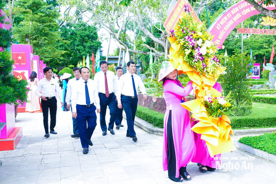 Văn phòng Đoàn ĐBQH và HĐND tỉnh Nghệ An dâng hương tưởng niệm Chủ tịch Hồ Chí Minh