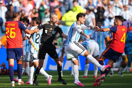 FIFA đồng ý cho tuyển Argentina thụ án treo giò từ chung kết World Cup ở trận giao hữu