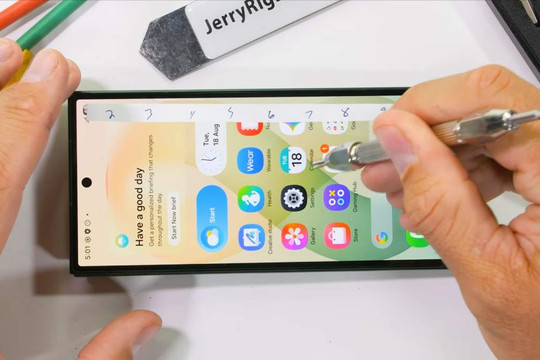 Thử Thách Độ Bền Galaxy Z Fold8 Ultra: Bản Lề Chống Cát Tốt Nhưng Khó Tránh Tổn Hại Khi Bẻ Cong