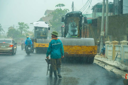 Công nhân đội mưa, bám công trường trong những ngày lễ