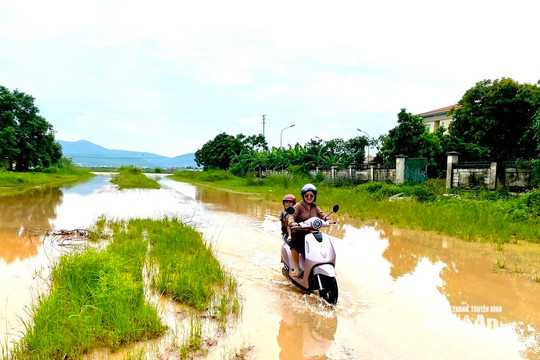 Nhiều tuyến đường liên xã xuống cấp, biến thành 'ao' sau mưa