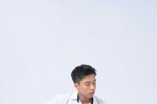 Diễn viên Long Vũ tái hiện thanh xuân học trò và trải nghiệm đóng phim cùng nghệ sĩ Vân Dung