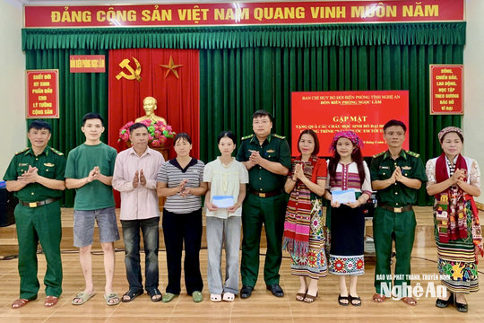 Những người lính quân hàm xanh "nâng bước" học trò nghèo đến giảng đường đại học