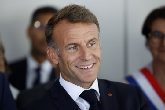 Tổng thống Macron đến Anh khánh thành triển lãm thảm thêu, hội đàm với Thủ tướng Burnham