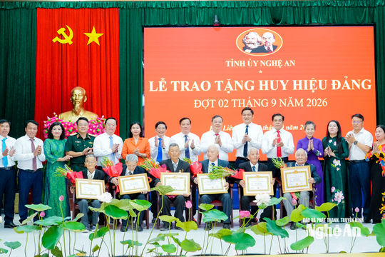 Phó Thủ tướng Thường trực Chính phủ trao Huy hiệu Đảng cho các đảng viên lão thành