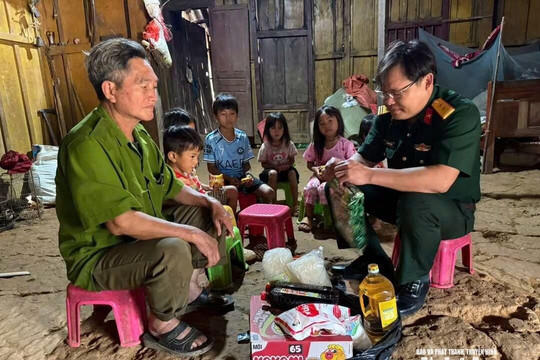 Ấm áp vòng tay nâng đỡ học trò nghèo nơi biên ải
