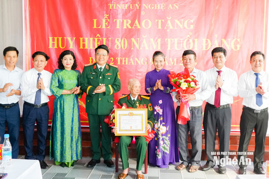 Phó Bí thư Tỉnh ủy Võ Thị Minh Sinh trao Huy hiệu 80 năm tuổi Đảng tại xã Thiên Nhẫn