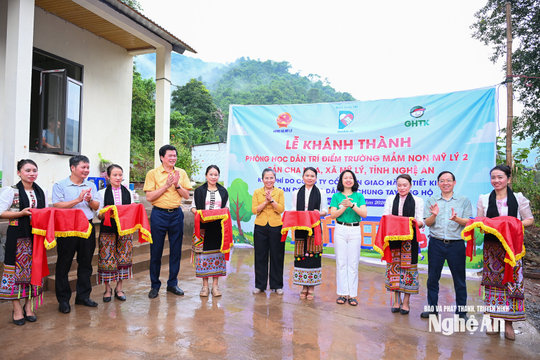 Phó Bí thư Tỉnh ủy Nghệ An động viên học sinh, giáo viên trên địa bàn xã biên giới