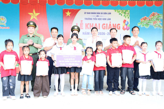 Công ty Thủy điện Bản Vẽ phối hợp Phòng Tổ chức cán bộ, Công an tỉnh Nghệ An trao hơn 45.000 quyển vở cho học sinh
