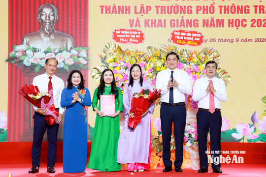 Phó Bí thư Thường trực Tỉnh ủy Hoàng Nghĩa Hiếu dự khai giảng tại Trường Phổ thông Trần Quốc Hoàn và THPT chuyên Phan Bội Châu