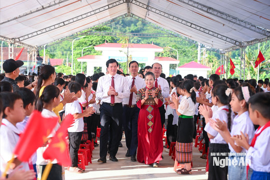 Phó Bí thư Tỉnh ủy Võ Thị Minh Sinh dự lễ khánh thành và khai giảng tại Trường Phổ thông nội trú Tiểu học và THCS Môn Sơn