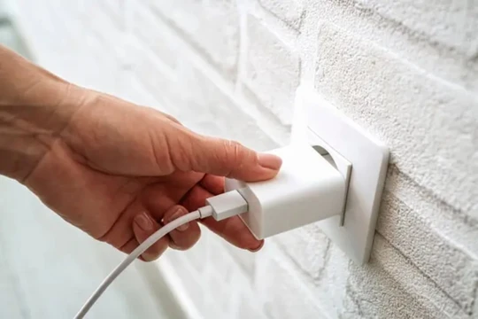 Vì sao cắm củ sạc điện thoại liên tục trong ổ điện tiềm ẩn nguy cơ chập cháy nguy hiểm?