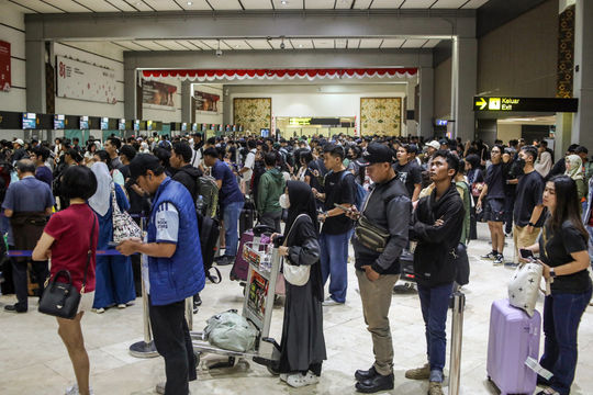 Hàng không Indonesia tê liệt cục bộ do núi lửa phun trào, hơn 22.000 hành khách mắc kẹt
