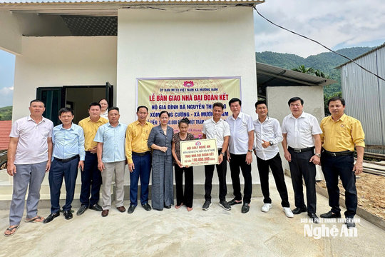 Bàn giao nhà cho 2 hộ nghèo bị thiệt hại do giông lốc tại xã Mường Ham