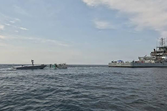 Hải quân Mỹ thử nghiệm hệ thống tiếp nhiên liệu tự động trên biển cho xuồng không người lái