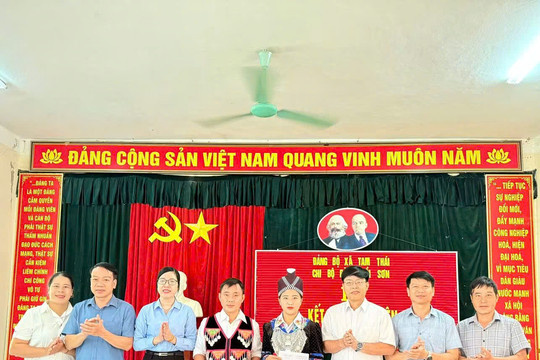 Chuyện vợ chồng người Mông cùng tuyên thệ dưới cờ Đảng