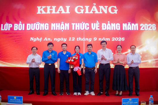 Liên đoàn Lao động tỉnh Nghệ An tổ chức bồi dưỡng nhận thức về Đảng cho 106 đoàn viên công đoàn