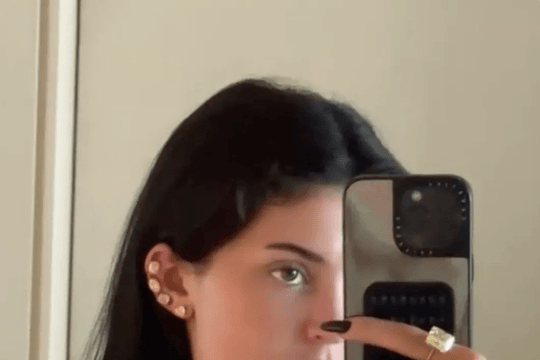 Người mẫu Kylie Jenner gây choáng khi đeo bộ trang sức kim cương vàng trị giá 1 triệu USD
