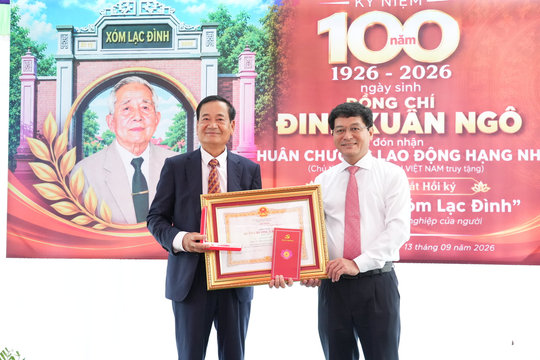 Đồng chí Phạm Trọng Hoàng trao Huân chương Lao động hạng Nhì cho gia đình ông Đinh Xuân Ngô - nguyên Phó Chánh Văn phòng Tỉnh ủy Nghệ An