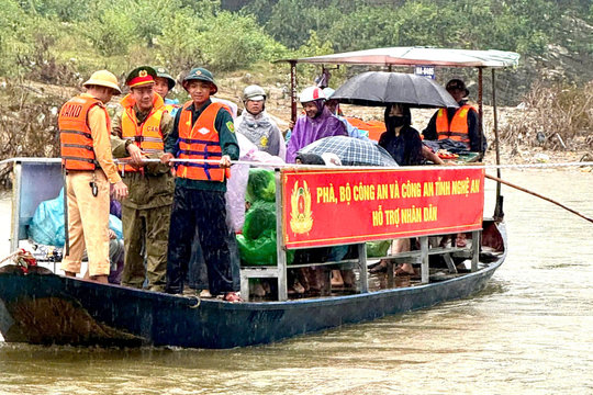 Công an Nghệ An kịp thời hỗ trợ phà phục vụ nhân dân xã Yên Hòa bị nước lũ chia cắt