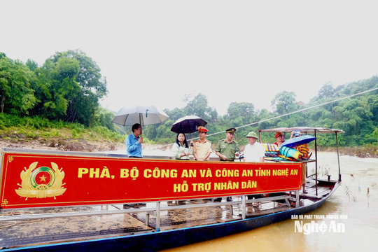 Bộ Công an và Công an tỉnh Nghệ An hỗ trợ phà cho người dân bị chia cắt do mưa lũ