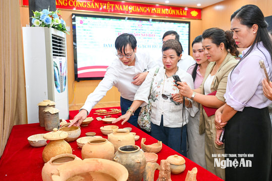 Nhiều hiện vật quý được khai quật từ mộ cổ rú Bụt, xã Kim Liên