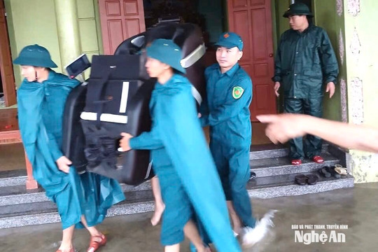Huy động lực lượng hỗ trợ người dân vùng ngập lụt tại các xã Quỳnh Lưu, Quỳnh Văn