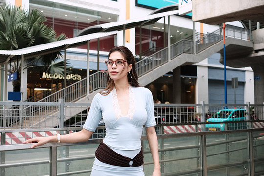 Á hậu Miss Cosmo 2025 Chelsea Fernandez gây ấn tượng với phong cách thời trang đường phố Y2K