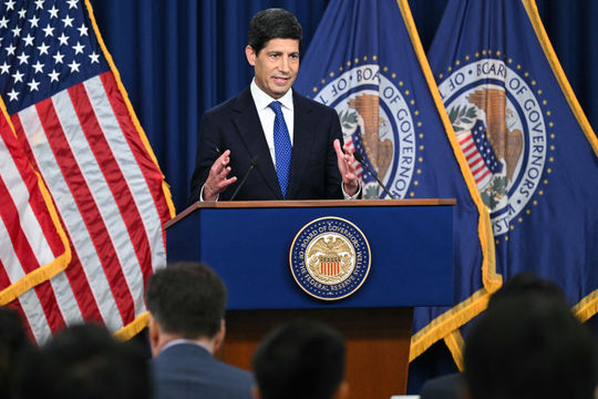 Fed tăng lãi suất lần đầu tiên từ năm 2023 bất chấp sức ép từ ông Trump