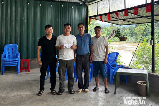 Nam thanh niên Nghệ An lao xuống dòng nước lũ cứu cụ bà bị nước cuốn trên sông Hiếu