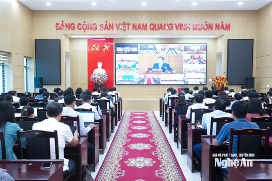 Hội nghị Báo cáo viên Trung ương tháng 9: Định hướng tuyên truyền về tăng trưởng kinh tế và đối ngoại, ngoại giao