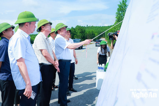 Phó Chủ tịch UBND tỉnh Phùng Thành Vinh kiểm tra, xem xét các dự án, cụm công nghiệp ở phía Bắc tỉnh