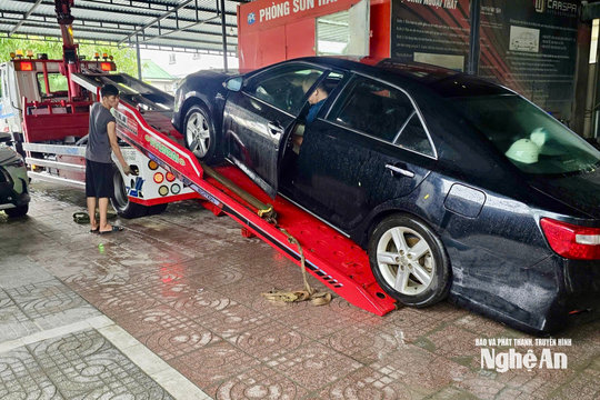 Gara ô tô quá tải sau trận ngập lớn ở Nghệ An