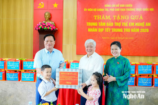 Phó Chủ tịch Thường trực Quốc hội Đỗ Văn Chiến thăm, tặng quà Trung thu tại Trung tâm Bảo trợ trẻ em Nghệ An