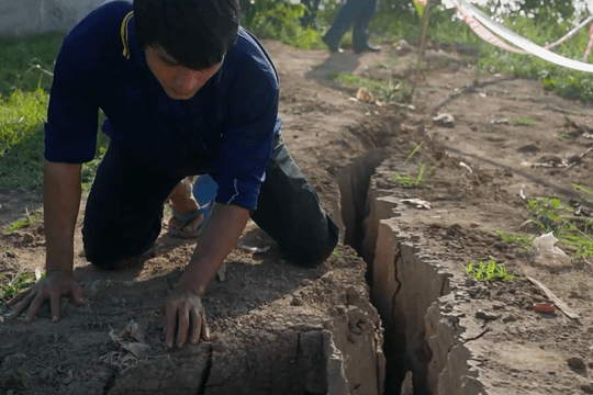 Diễn biến phim Phù sa tập 22: Chơn dũng cảm cứu người bị nạn khi sạt lở bờ sông Bình Hòa