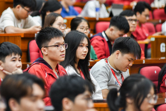 Bộ GD&ĐT công bố mức điểm thí sinh được xét học bổng 3,7-5,5 triệu đồng/tháng