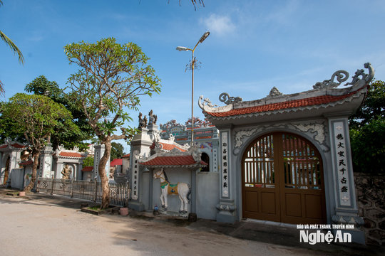 Cần sớm xây kè bảo vệ Đền Vạn Lộc