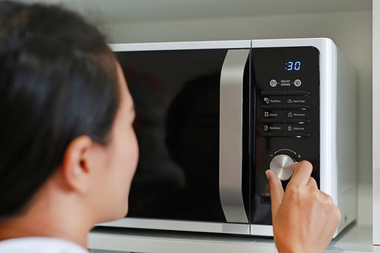 Đứng cách lò vi sóng bao xa để an toàn? Bác sĩ ung thư đưa ra khuyến cáo