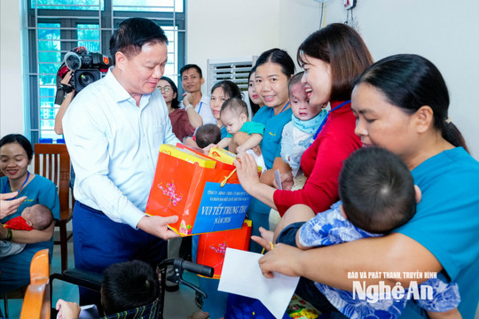 Bí thư Tỉnh ủy Nguyễn Khắc Thận thăm, tặng quà Trung thu tại Trung tâm Công tác xã hội Nghệ An