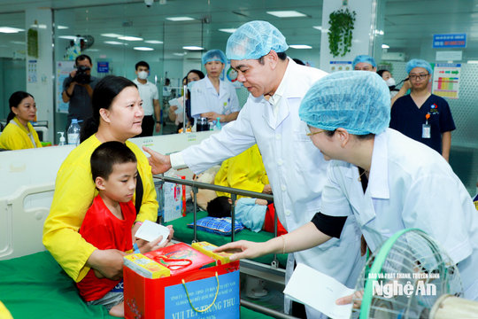 Chủ tịch UBND tỉnh Nghệ An Võ Trọng Hải tặng quà các bệnh nhi nhân dịp Tết Trung thu