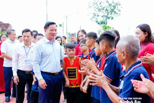 Nghe An provincial leaders present Mid-Autumn festival gifts to disadvantaged children