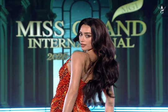 Người đẹp Emoura Phạm xử lý sự cố rớt vương miện tinh tế ở Miss Grand International 2026