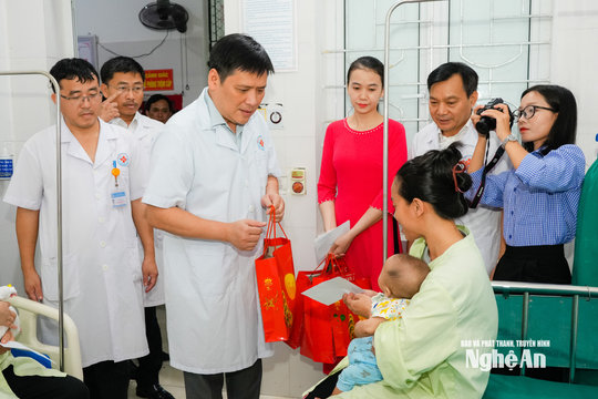 Phó Bí thư Tỉnh ủy Nguyễn Thanh Bình tặng quà bệnh nhi nhân dịp Tết Trung thu