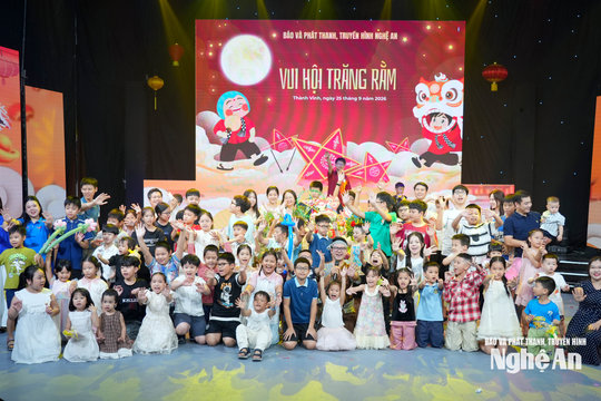 Ấm áp đêm ‘Vui hội Trăng Rằm’ tại Báo và phát thanh, truyền hình Nghệ An