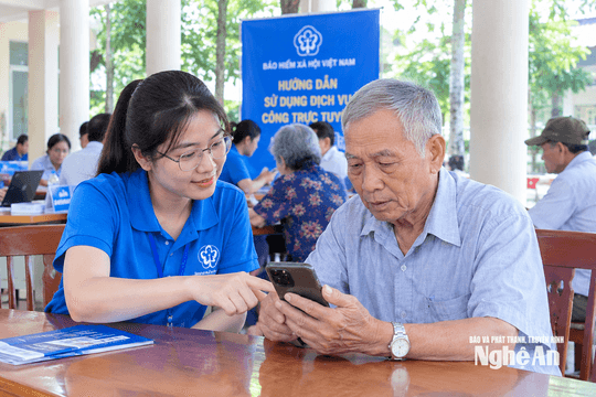 Người cao tuổi thích ứng nhận lương hưu qua tài khoản