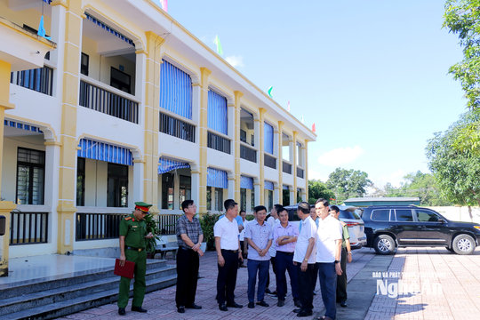 Phó Chủ tịch UBND tỉnh Thái Văn Thành chỉ đạo sẽ ưu tiên tối đa, đảm bảo điều kiện cho học sinh ở điểm trường lẻ Tiến Sơn đến trường