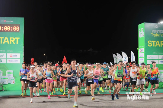 Hơn 7.000 vận động viên chinh phục đường chạy VnExpress Marathon tại Nghệ An
