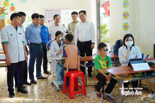 Nghệ An: Khám, tư vấn sức khỏe cho gần 230 học sinh bản Mà trong Ngày hội Thầy thuốc trẻ