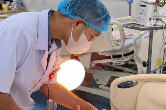 Nối bàn tay đứt rời vào chân để 'nuôi' cho bé trai 8 tuổi sau vụ sập cổng làng ở Hà Tĩnh
